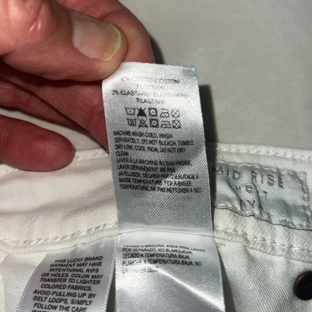 Lucky brand white denim Mid Rise short “Ava” Sz. 6/28, 6”inseam, 9“rise, EUC